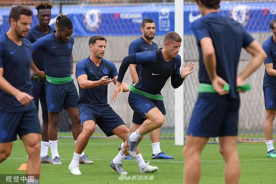 蓝军铁腰坎特在体能训练中露出标志性的憨厚笑容，尽管训练艰苦，但法国人心情不错，他的健康回归是切尔西新赛季最大的底气之一。
