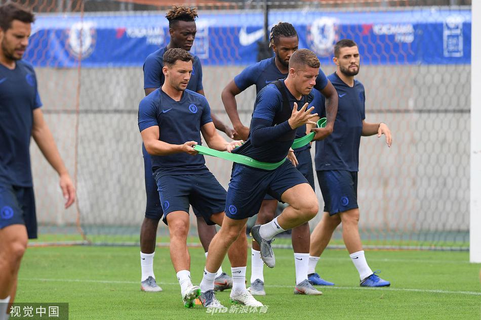 训练结束后，兰帕德带领全体队员手拉手面向看台，集体向热情的日本球迷鞠躬致谢，看台上回应他们的是一片蓝色的旗帜和欢呼声。