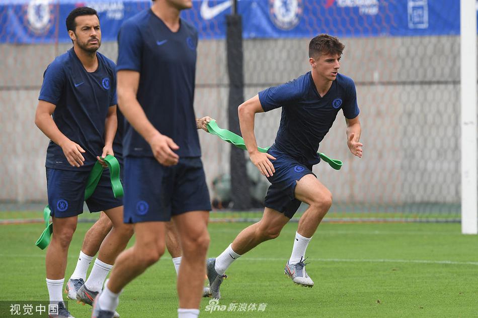 训练场上，法国前锋吉鲁在射门练习中展现出标志性的力量和技巧，足球如出膛炮弹般飞向球门，引得场边摄影记者一阵快门声。