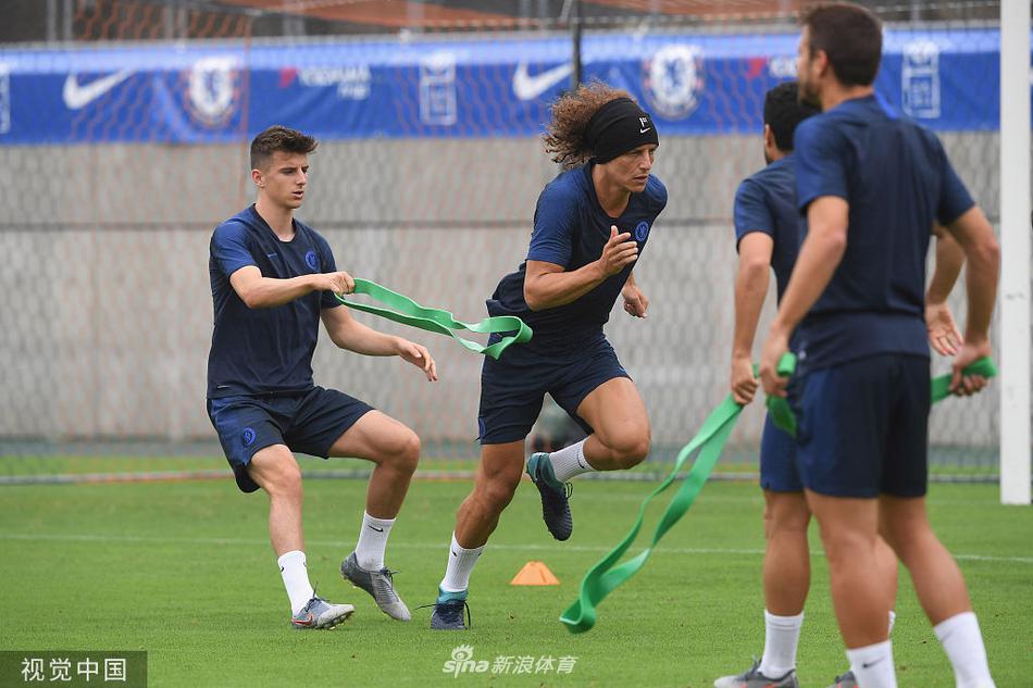 新援普利西奇在对抗训练中全神贯注地盘带，身前的防守球员严阵以待，这是蓝军新赛季攻击线活力四射的预演。