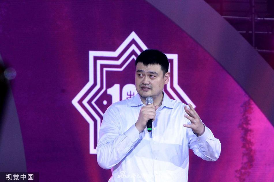 姚明代表中国篮协向天津市体育局赠送签名篮球，两人双手紧紧相握，共同展示着那份关于共建篮球博物馆的合作意向书。