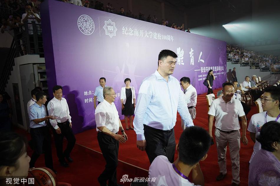 论坛现场座无虚席，年轻的南开学子们聚精会神地聆听台上关于体育精神的探讨，眼中闪烁着对未来的憧憬与热情。