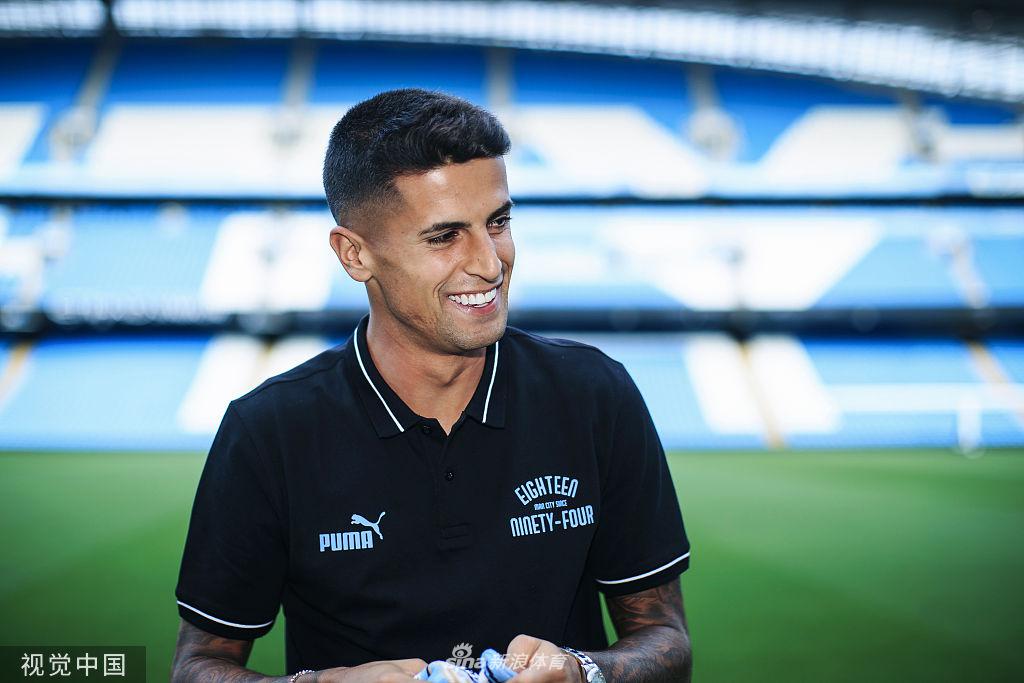 身着便装的坎塞洛在球场边驻足凝望，仿佛已迫不及待想要披挂上阵，在新赛季的绿茵场上尽情驰骋。