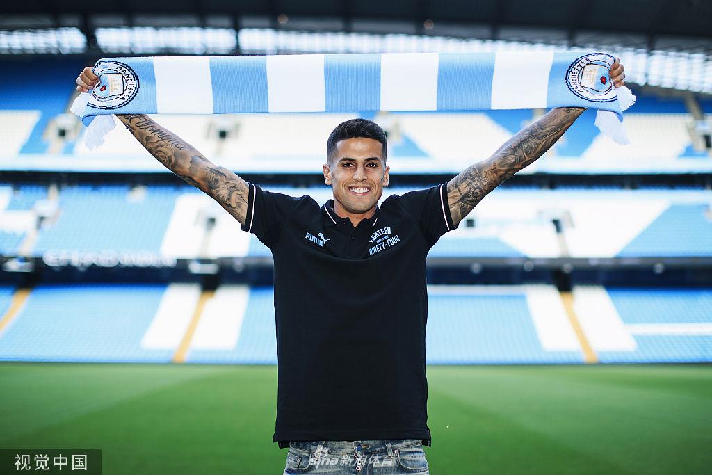 坎塞洛在训练中全神贯注，每一个动作都力求完美，汗水见证了他为融入瓜迪奥拉战术体系所付出的努力。