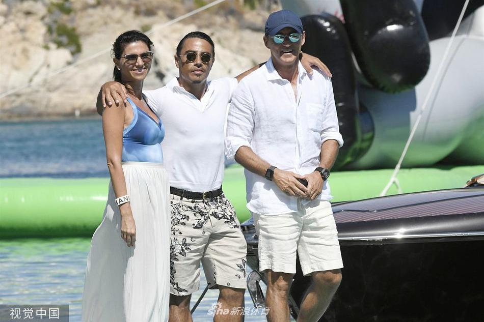 漫步在希腊街头，曼奇尼夫妇身着休闲装束，举手投足间尽显优雅与般配