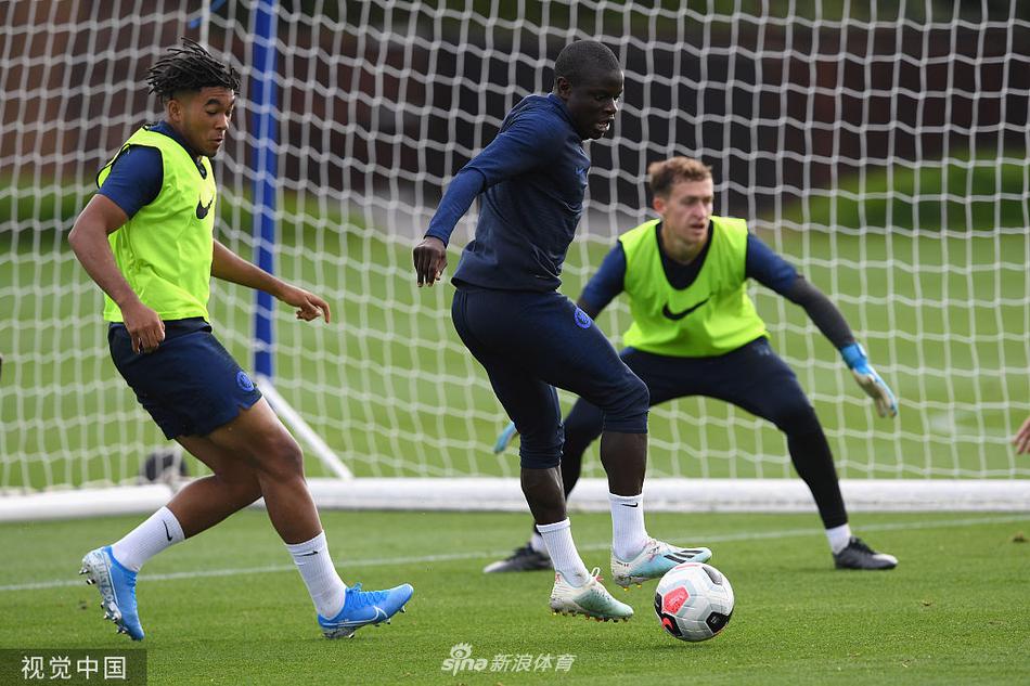 年轻的亚伯拉罕在射门练习中舒展身体，凌空抽射势大力沉，皮球如出膛炮弹般直挂死角，引来场边一阵喝彩。