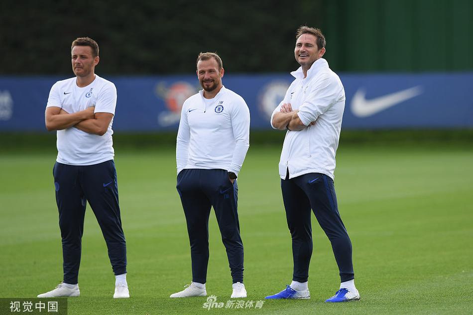 中场核心若日尼奥在对抗中闲庭信步，精准的短传撕开虚拟防线，他的视野仿佛为这片绿茵场装上了全景雷达。