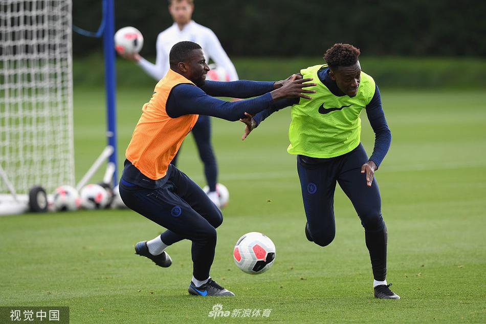 边后卫埃莫森高速套边插上，与队友打出精妙二过一配合，他的冲刺点燃了整条左路的进攻火焰。