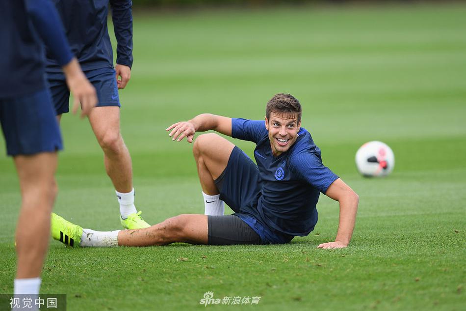 队长阿斯皮利奎塔目光如炬，在训练中高声呼喊指挥防线，他的每一次卡位都透着铁血队长坚不可摧的意志。