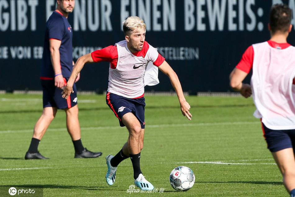 少帅纳格尔斯曼亲自上阵示范，球员们聚精会神聆听战术布置，眼神中充满对胜利的渴望。