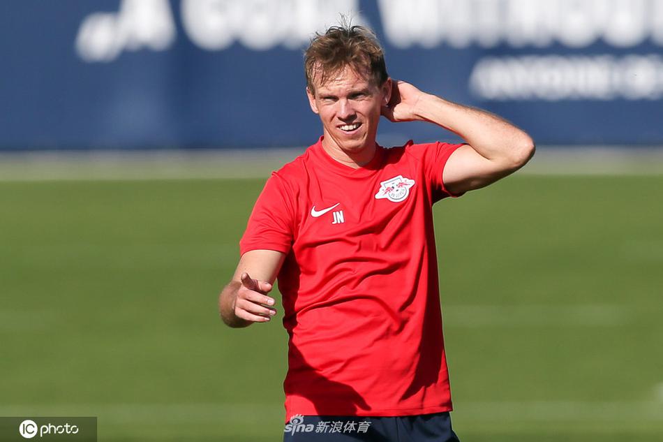 萨比策在拼抢中果敢出脚，肌肉线条紧绷，对抗强度堪比正式比赛，斗志燃烧。