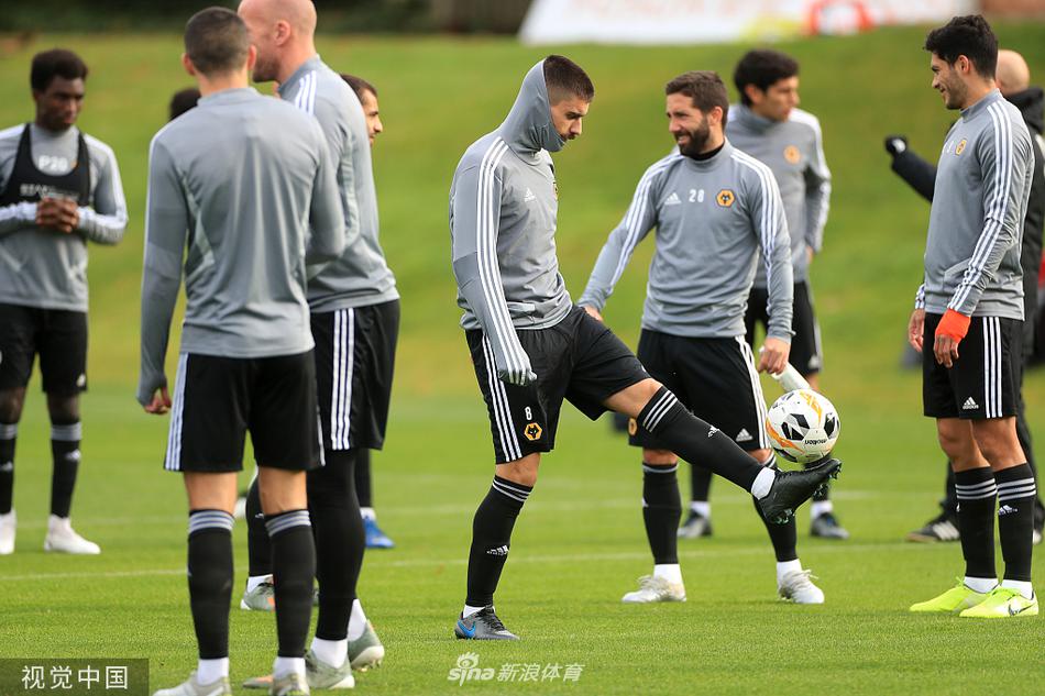 训练场上，一名狼队球员正全神贯注地进行高强度的有球训练，他的每一个动作都充满力量与美感，身后的队友虚化成背景，共同构成了一幅追逐梦想的动态画面。