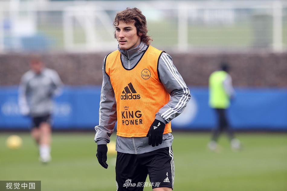 小舒梅切尔在门前高接低挡，作为球队的最后一道防线，他的稳健表现和领袖气质是蓝狐防守体系中最值得信赖的一环。