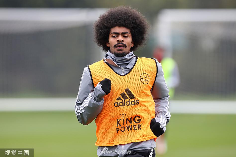 瓦尔迪在训练中神情专注，这位草根射手王正用他不知疲倦的奔跑和敏锐的门前嗅觉，一次次洞穿对手防线，他是蓝狐进攻线上最锋利的尖刀。