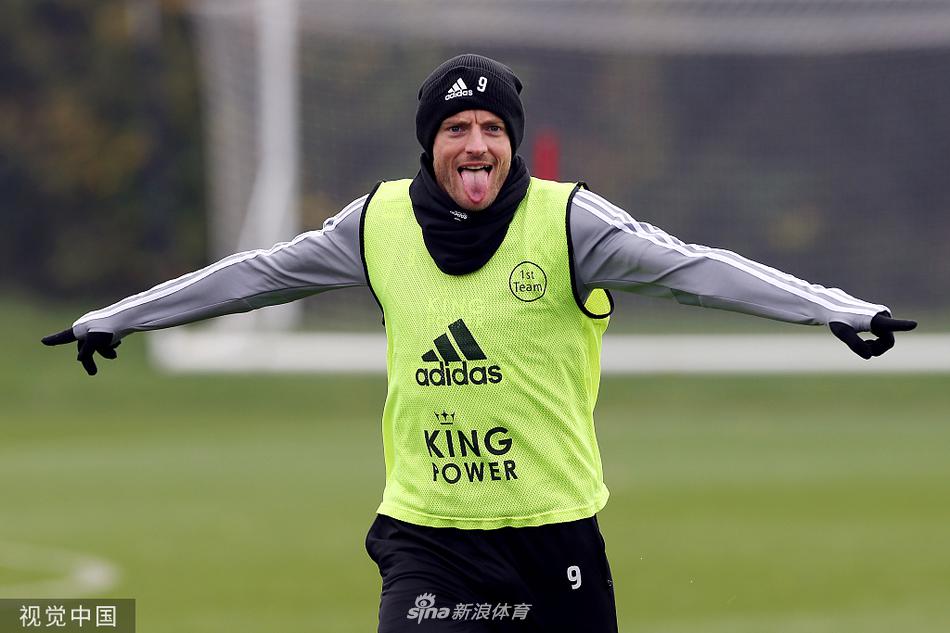 在英格兰湿冷的雾气中，莱斯特城的斗士们正在进行高强度分组对抗，每一次拼抢都充满了英超联赛的硬朗与激情。