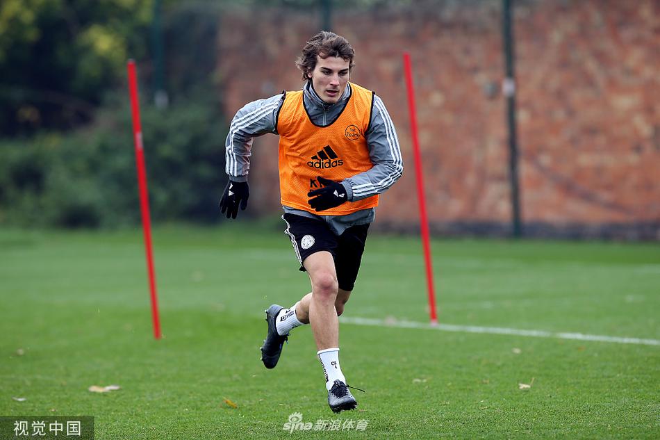 蓝狐将士们在教练组的指导下进行传接球练习，皮球在队员之间快速流转，体现了球队追求快速传递、撕开防线的战术思路。