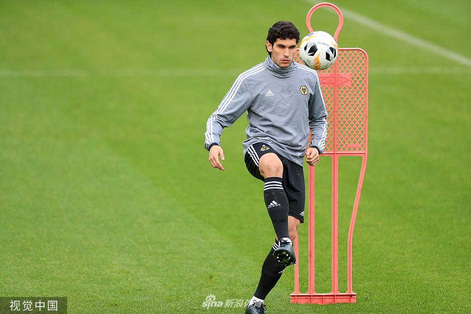 发布会后的放松时刻，狼队球员们在训练场上露出难得的笑容，彼此间的默契与信任在轻松的氛围中流淌，为即将到来的硬仗储备着精神能量。