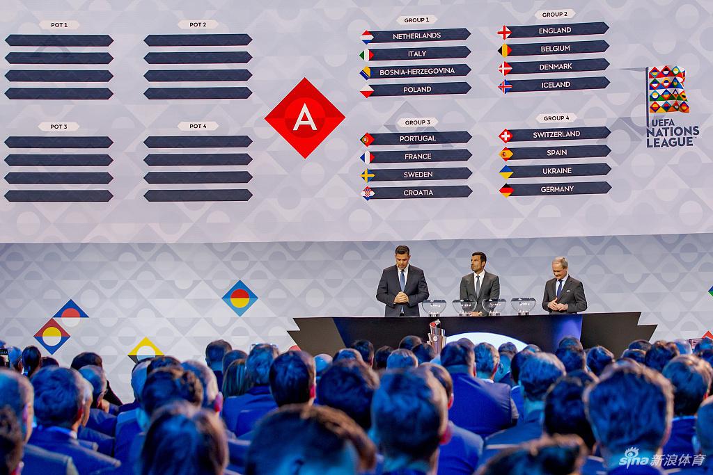 英格兰主帅索斯盖特紧握双拳，目光如炬地望向远方，仿佛已经看到了与比利时等强敌激战的场景，肩上承载着一个国家的期待。