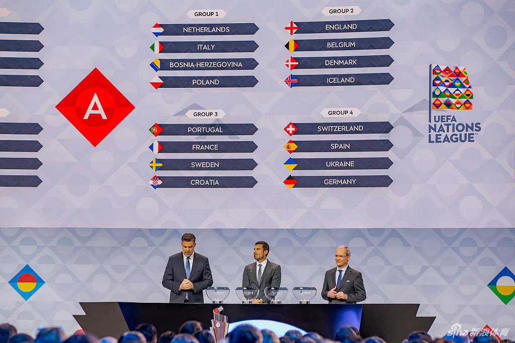 荷兰主帅科曼神情严肃地审视着手中的抽签结果，场边的他仿佛一位运筹帷幄的将军，正在为橙衣军团的远征制定详细策略。