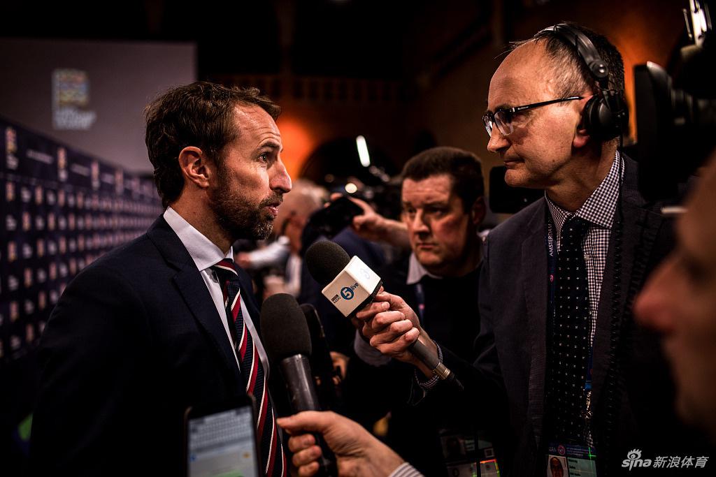 抽签台上的欧国联奖杯熠熠生辉，静静等待着新的王者将自己的名字刻入历史，那璀璨的光芒映照着在场每一个人对未来的憧憬。