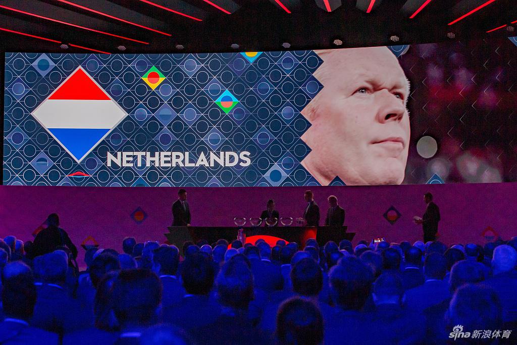 意大利主帅曼奇尼面带从容微笑，眼眸中却闪烁着思索的光芒，似乎已在心中勾勒出对付小组赛对手的蓝图。