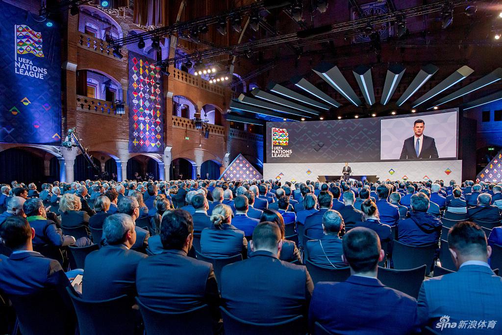 在阿姆斯特丹那座充满岁月感的旧证券交易所内，菲戈神情专注地展开手中签纸，仿佛揭开的不是球队名称，而是未来一年欧洲足坛的恩怨序章。