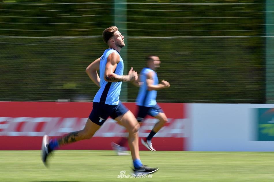 主帅小因扎吉双手叉腰，神情严峻地注视着场上的一举一动，这位少帅深知，在最后的冲刺阶段，每一堂训练课的质量都将决定冠军的归属。