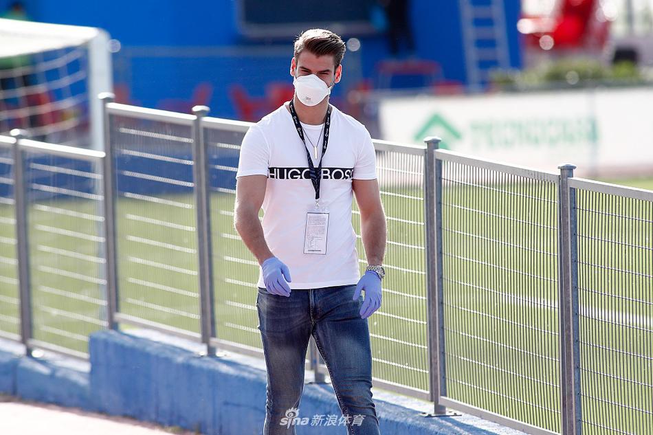 守门员大卫·索里亚在体检中测量肺活量，这位门线前的守护者深吸一口气，仿佛要将这两个月来的憋闷全部排出，为新赛季的扑救蓄力。