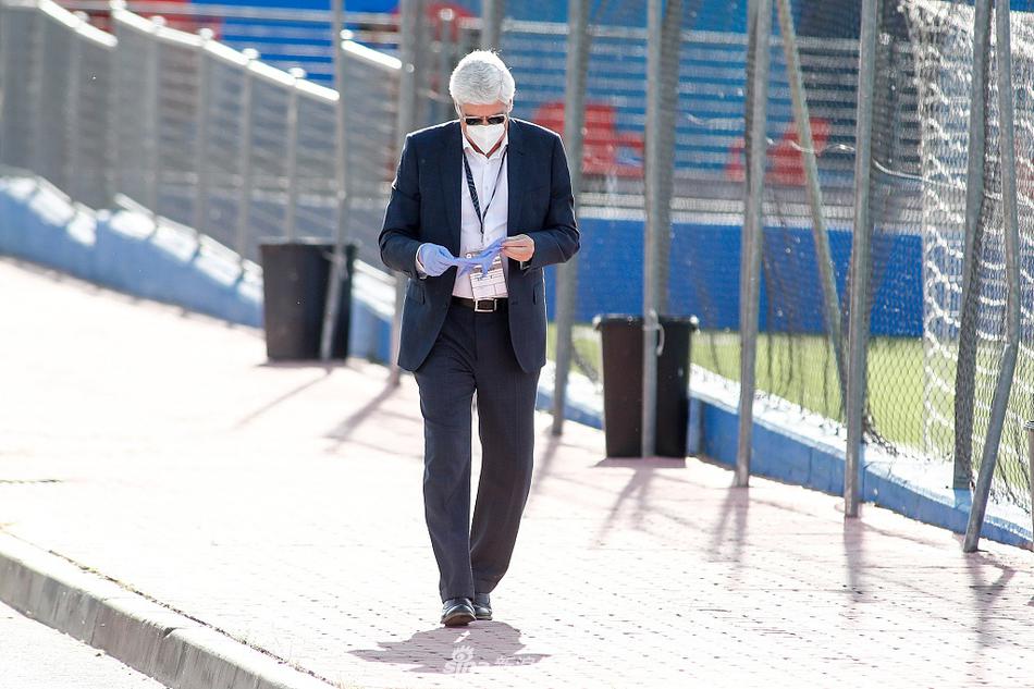 体检结束后，一名赫塔菲球员独自走在回廊里，空旷的基地只能听见自己的脚步声，但这每一步，都踏在通往重启赛季的坚实道路上。