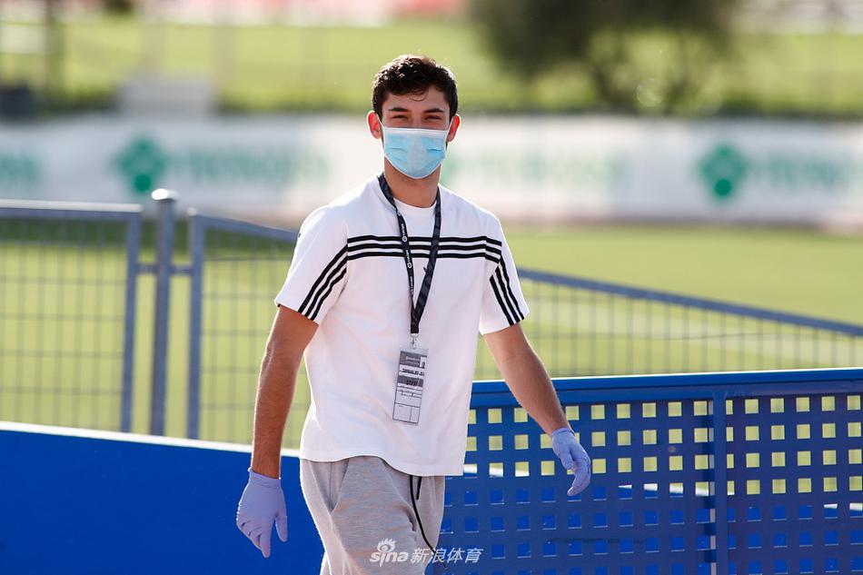 工作人员正在对体检设备进行仔细消毒，蓝色的手套和反复擦拭的动作，为赫塔菲球员的安全归来筑起了一道看不见的防线。