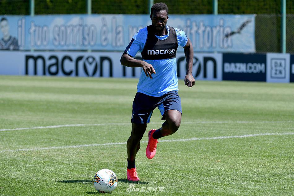 福尔梅洛基地的上空，湛蓝如洗，几名拉齐奥球员在阳光下进行拉伸放松，静寂的训练场下，涌动的是对于联赛重启和争夺冠军的无限渴望。