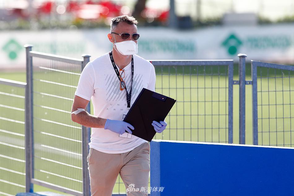 赫塔菲的中场硬汉阿兰巴里正在进行抽血检查，他那坚毅的侧脸仿佛在诉说着即使面对病毒，也要像在球场上一样顽强对抗。