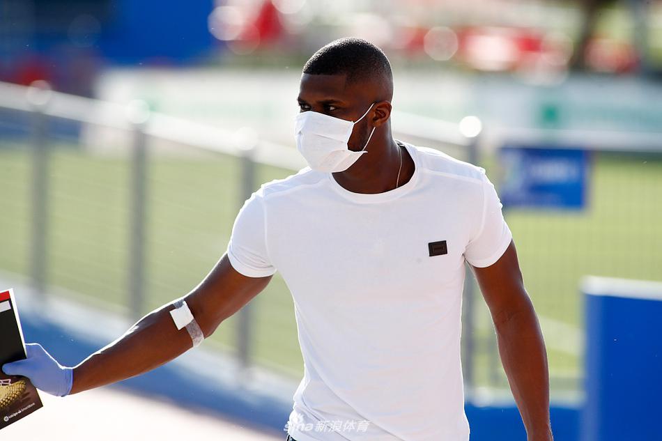 赫塔菲的教练组成员戴着口罩在远处观察，他们的眼神中充满了关切，这支平民球队的健康与未来，牵动着每一个幕后工作者的心。