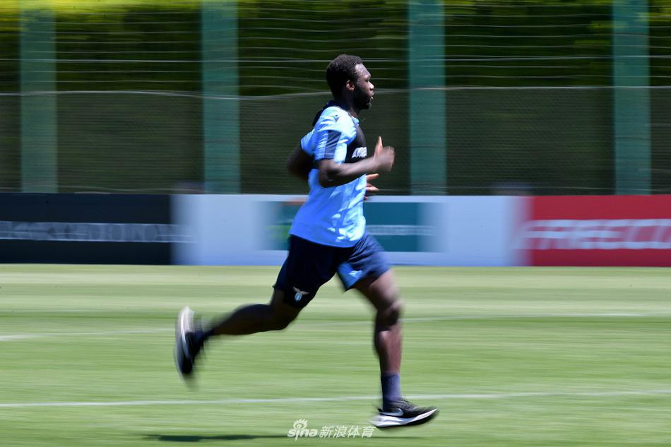 在福尔梅洛基地的训练场上，因莫比莱目光如炬，他每一次有力的射门都仿佛要将停摆的阴霾击碎，只为找回进球如麻的巅峰感觉。