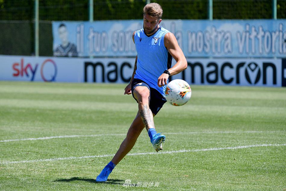 科雷亚在训练中轻巧地挑球过人，动作灵动如舞者，他与因莫比莱的锋线组合，将是拉齐奥撕开任何防线的锋利尖刀。
