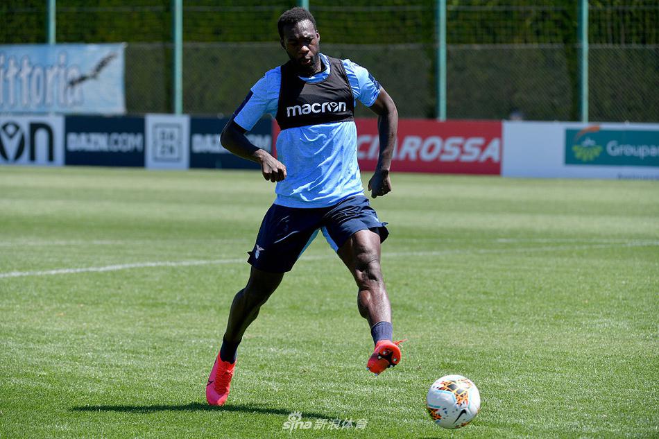 米林科维奇-萨维奇在分组对抗中从容控球，高大的身躯下是细腻的脚法，他正将休赛期积蓄的力量，转化为一次次从容的摆脱与精准的传递。