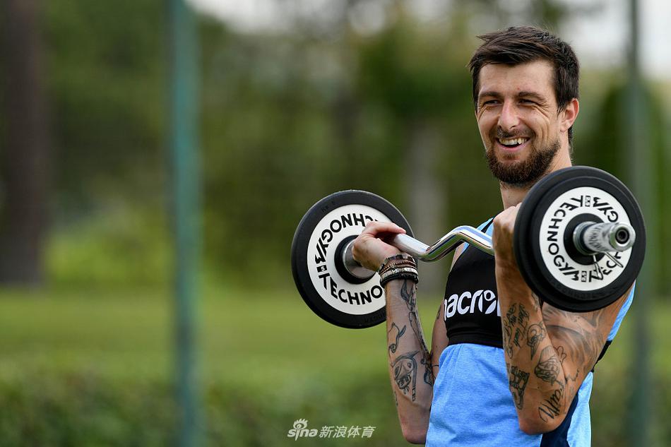 夕阳的余晖洒在训练场上，拉齐奥的球员们围成一圈，手搭着肩，进行最后的总结。这充满凝聚力的一幕，预示着无论前路有多少挑战，他们都已准备好团结一心，为这座城市和球迷而战。