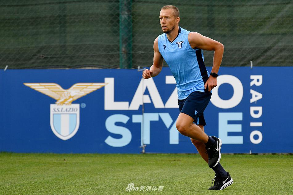 在体能教练的陪同下，多名拉齐奥球员正在进行绕杆跑动训练。他们全神贯注，步伐矫健，汗水早已浸透了训练服，每一次冲刺都是为了在赛季重启时能比对手快半步。