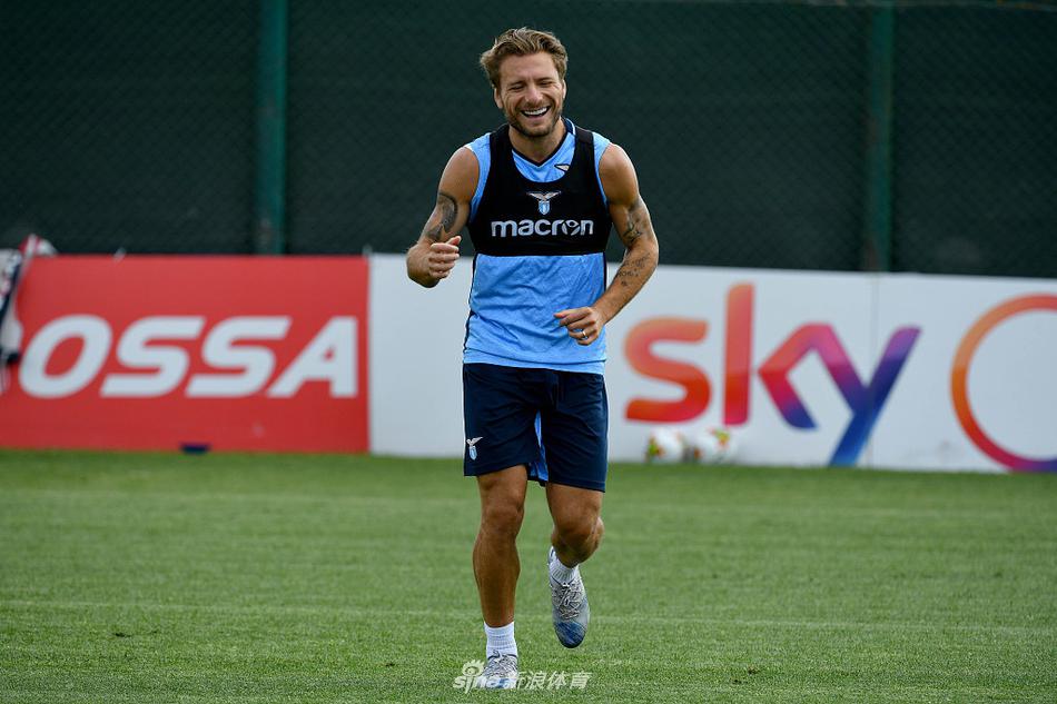 湛蓝天空下，拉齐奥队的球员们在福尔梅洛训练基地的草坪上整齐列队，他们身着黄绿相间的训练背心，仿佛在向空荡的看台宣告，蓝鹰即将归来。