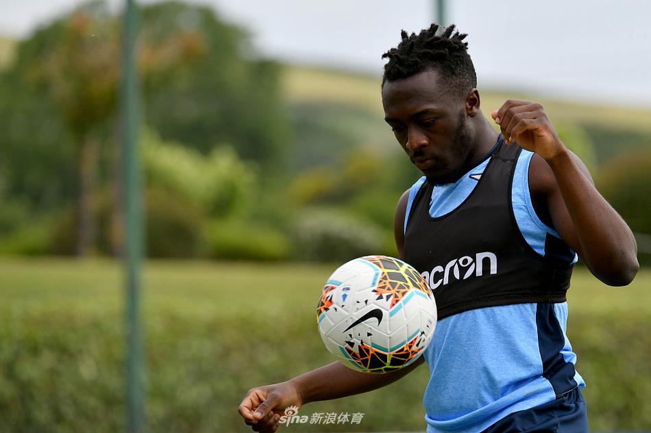 主帅西蒙尼·因扎吉神色专注地站在场边，目光如炬地注视着弟子们的每一个动作。在他的指挥下，这支球队在停摆前展现出了令人惊叹的进攻火力，他正思考着如何将这份状态延续到复赛之后。