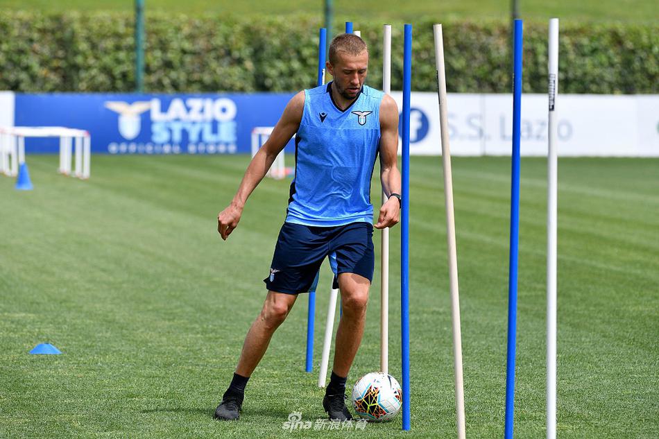 训练场上，华金·科雷亚张开双臂保持平衡，脚下的足球仿佛与他融为一体。他灵动的盘带和犀利的突破，是蓝鹰撕破对手防线的利刃，此刻他正在训练中打磨着这份杀手本能。