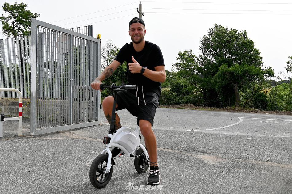 在正午的阳光下，队长因莫比莱目光如炬，每一次触球都仿佛要将停摆的时光追回，为重启后的争冠之路积蓄全部能量。