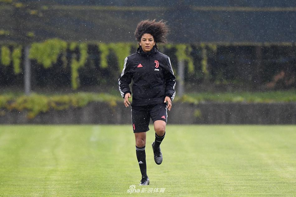 训练场上，一名尤文图斯女足队员正在抢圈练习中全神贯注，她的马尾辫随着奔跑的动作飞扬，展现出女子足球特有的灵动与力量。