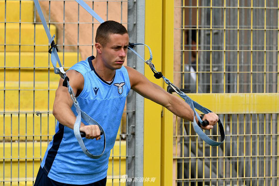 夕阳余晖洒在训练场上，完成一天备战的球员们渐渐散去，拉齐奥的队徽在福尔梅洛的微风中静静伫立，默默等待着意甲重启号角吹响的那一刻。