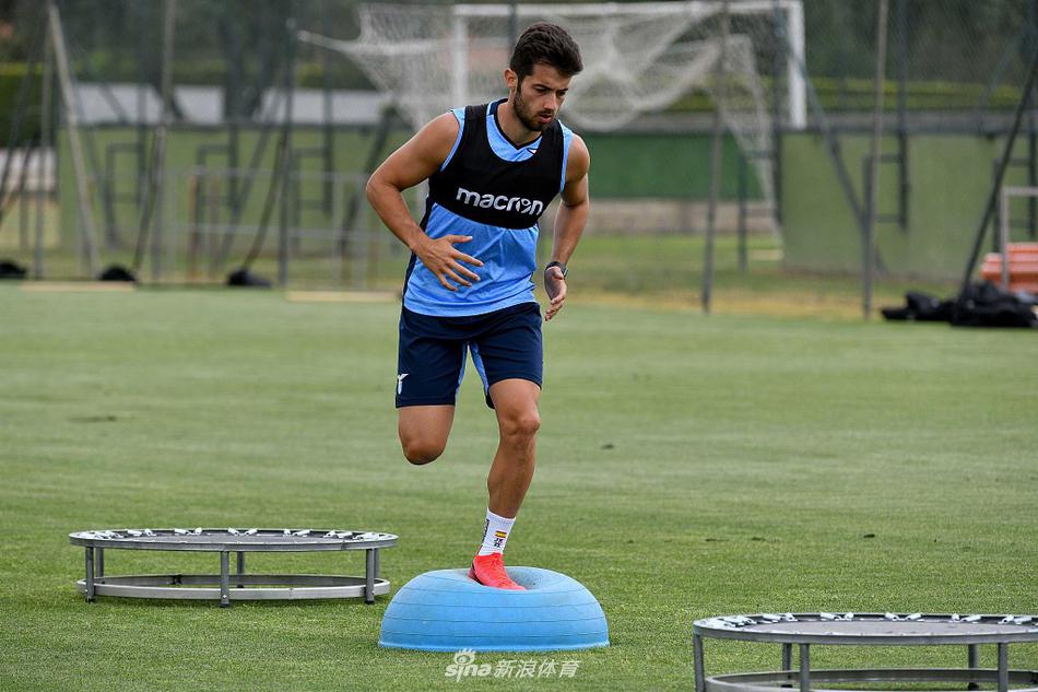 主教练小因扎吉戴着口罩在场边督战，眼神中透出坚定与思索，他正为复赛后如何重现赛季上半程那支势如破竹的蓝鹰而运筹帷幄。