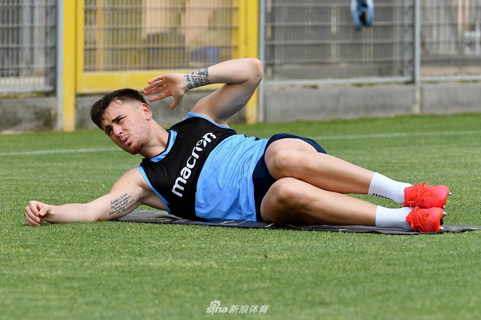 蓝色的训练背心在绿茵场上格外醒目，阿尔贝托与队友进行着精准的传递练习，西班牙人优雅的脚法仿佛在无声的赛场上描绘着蓝鹰的进攻蓝图。