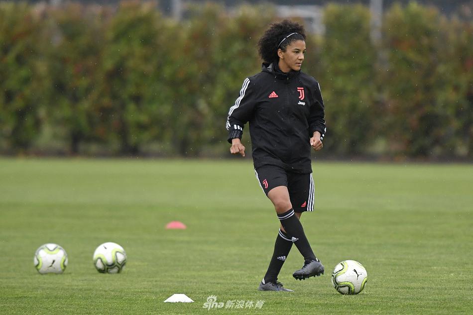 训练结束，几位尤文图斯女足队员肩并肩走向场边，她们的身影在空旷的看台前显得团结而坚定，仿佛预示着球队未来坚实的每一步。