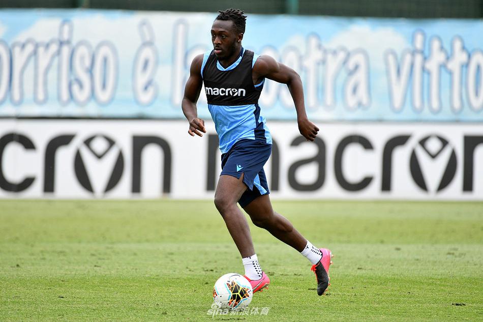 一组球员正在进行抢圈游戏，笑声和呼喊声交织，皮球在大家脚下快速传递，团队的凝聚力在轻松又专注的氛围中悄然生长。