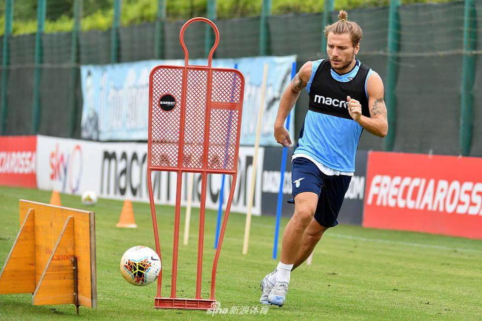 因莫比莱在训练中眼神坚毅，一记势大力沉的劲射仿佛要洞穿球网，这位当季的意甲金靴正用每一滴汗水打磨自己的射门靴。