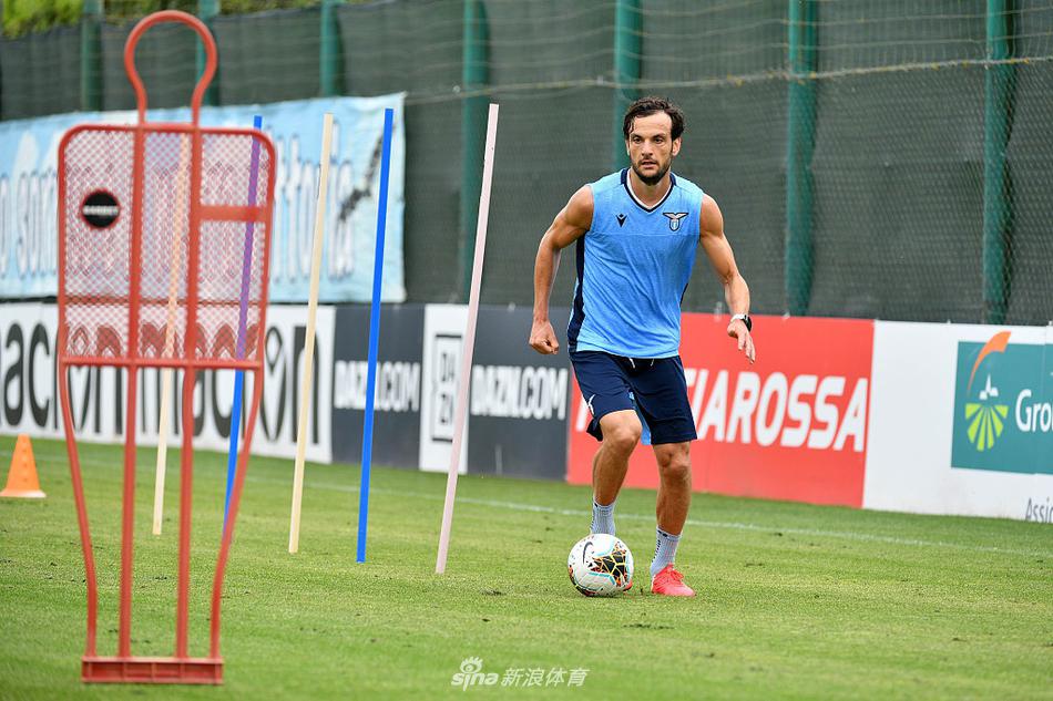 华金·科雷亚在训练中灵动转身，脚下的皮球仿佛被黏住一般，他正试图用一次华丽的摆脱撕开队友组成的防线。